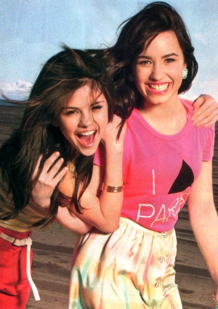 selena gomez and demi lovato on barney pictures. Demi Lovato amp; Selena Gomez